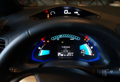 Cockpit eines Nissan Leaf